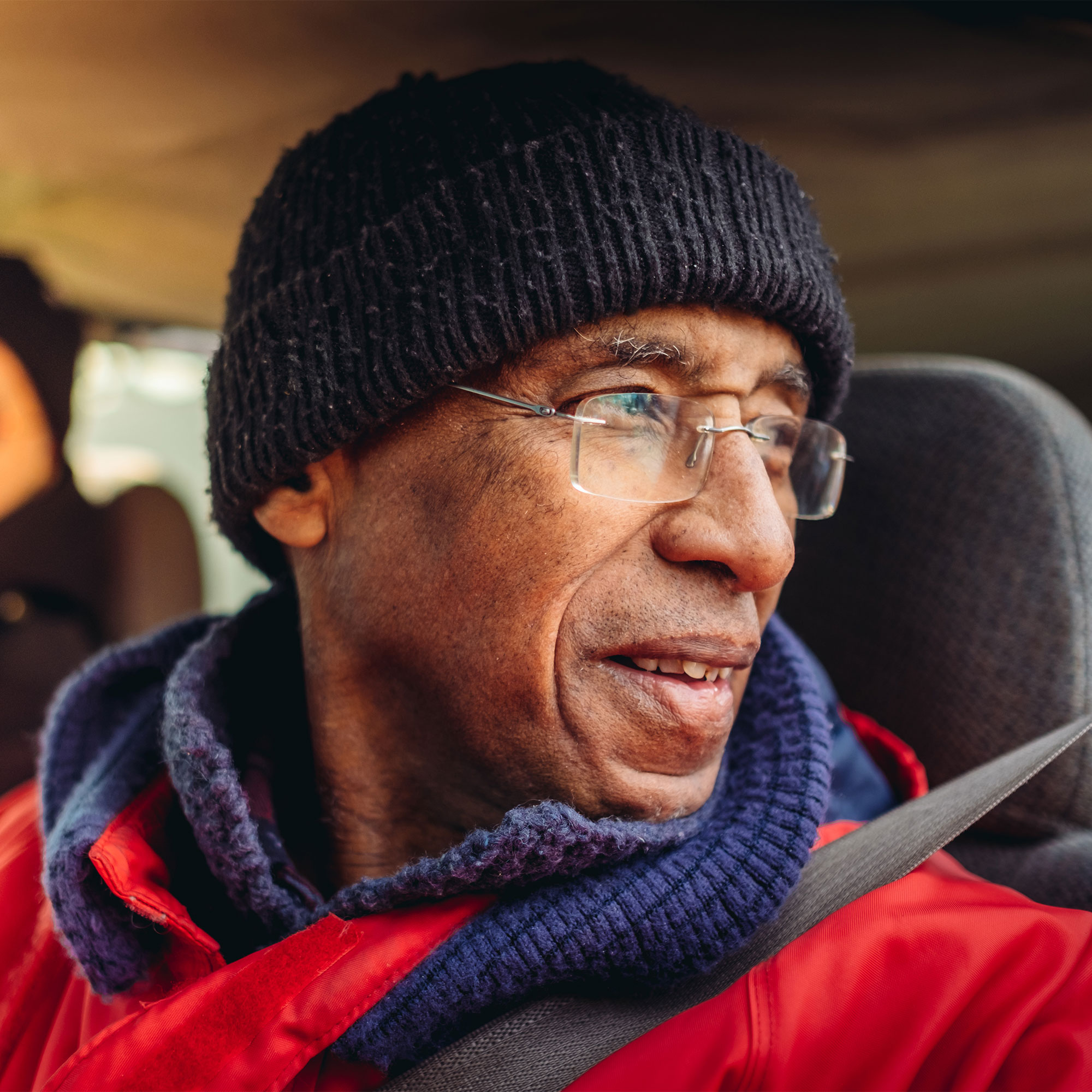 一个寒冷的冬天，一个男人坐在他的车里