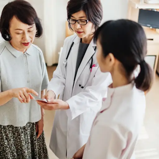 医生和病人一起看电话