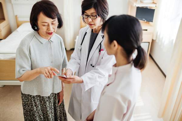 医生和患者在看手机一起