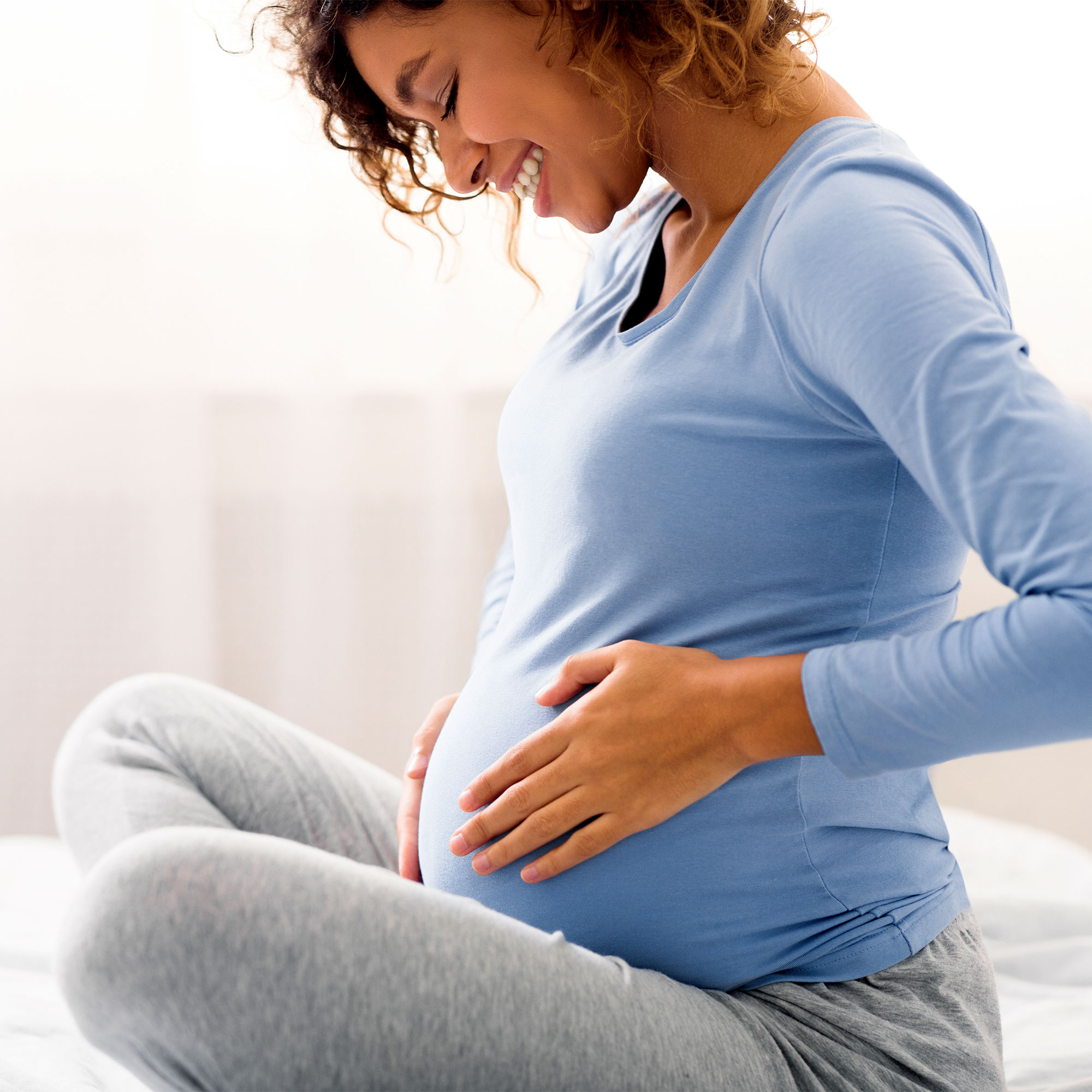 孕妇触动她的胃