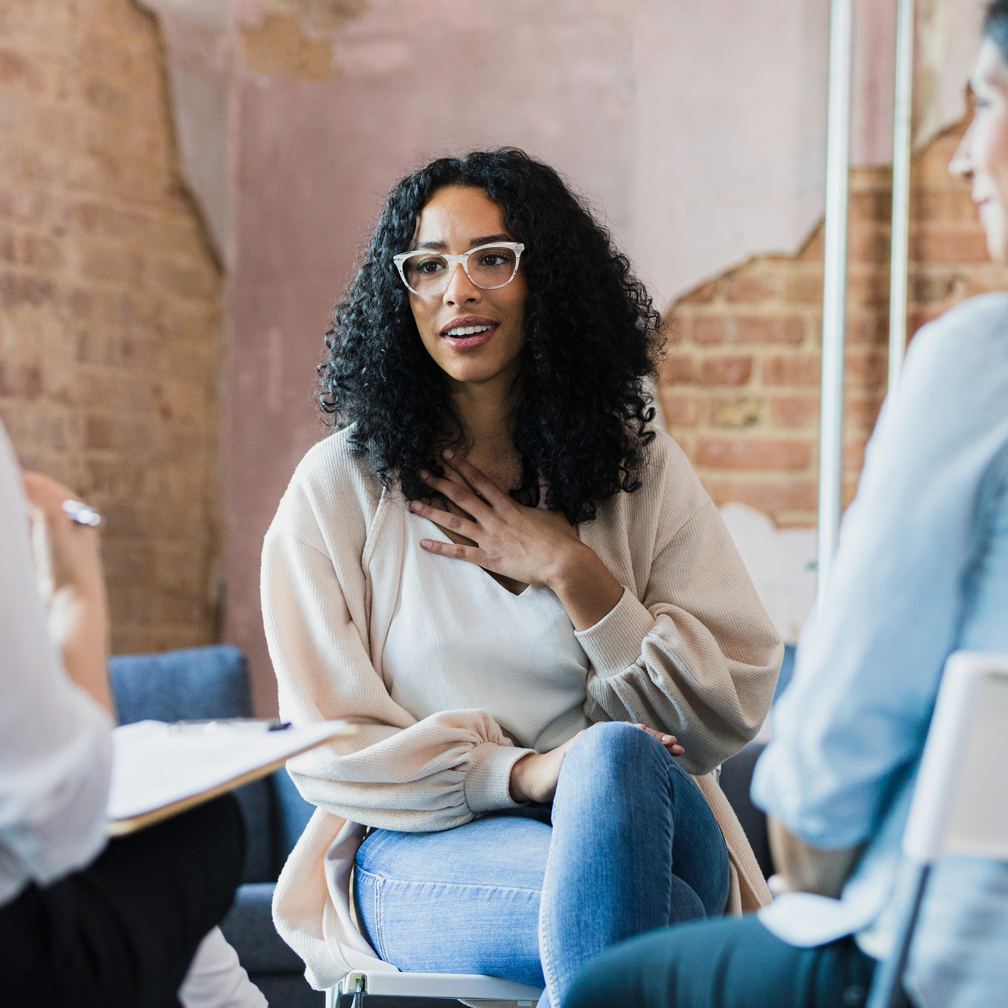 群妇女在一个支持小组讨论他们的身体状况。