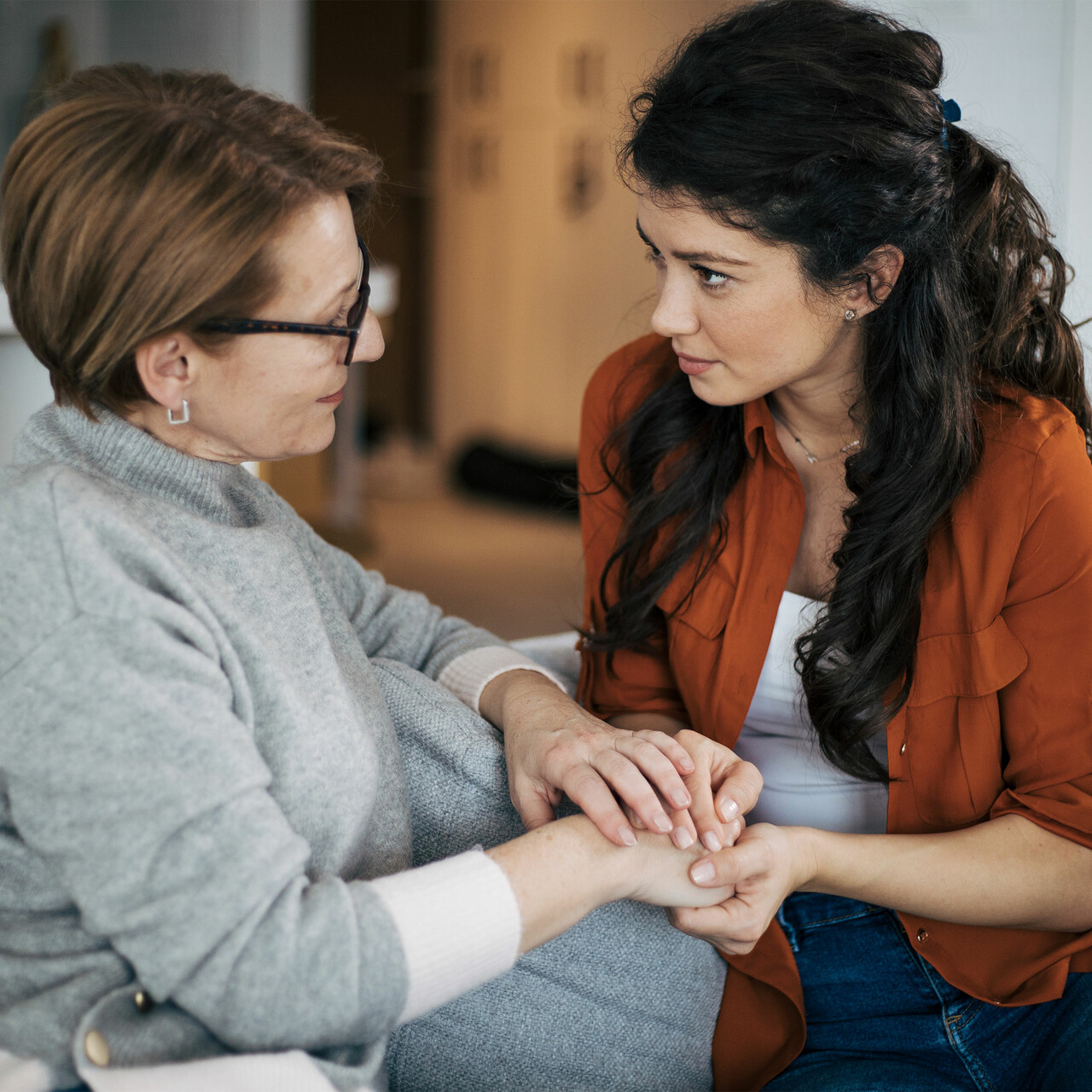 一个女人和她的母亲说话