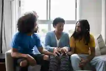 年轻的黑人男子和年长的黑人妇女交谈