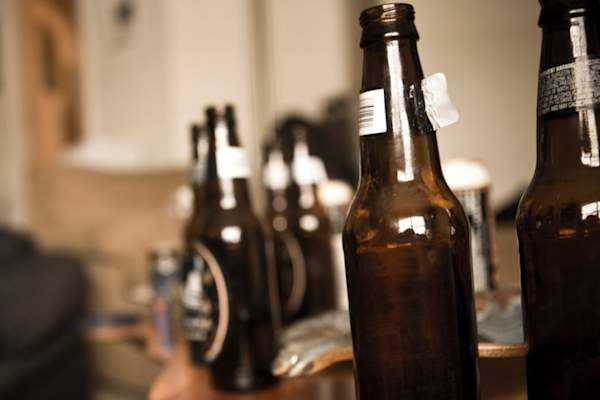 空啤酒瓶。
