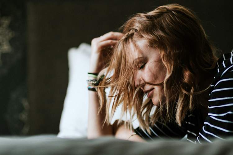 紧张的女人,手对着头