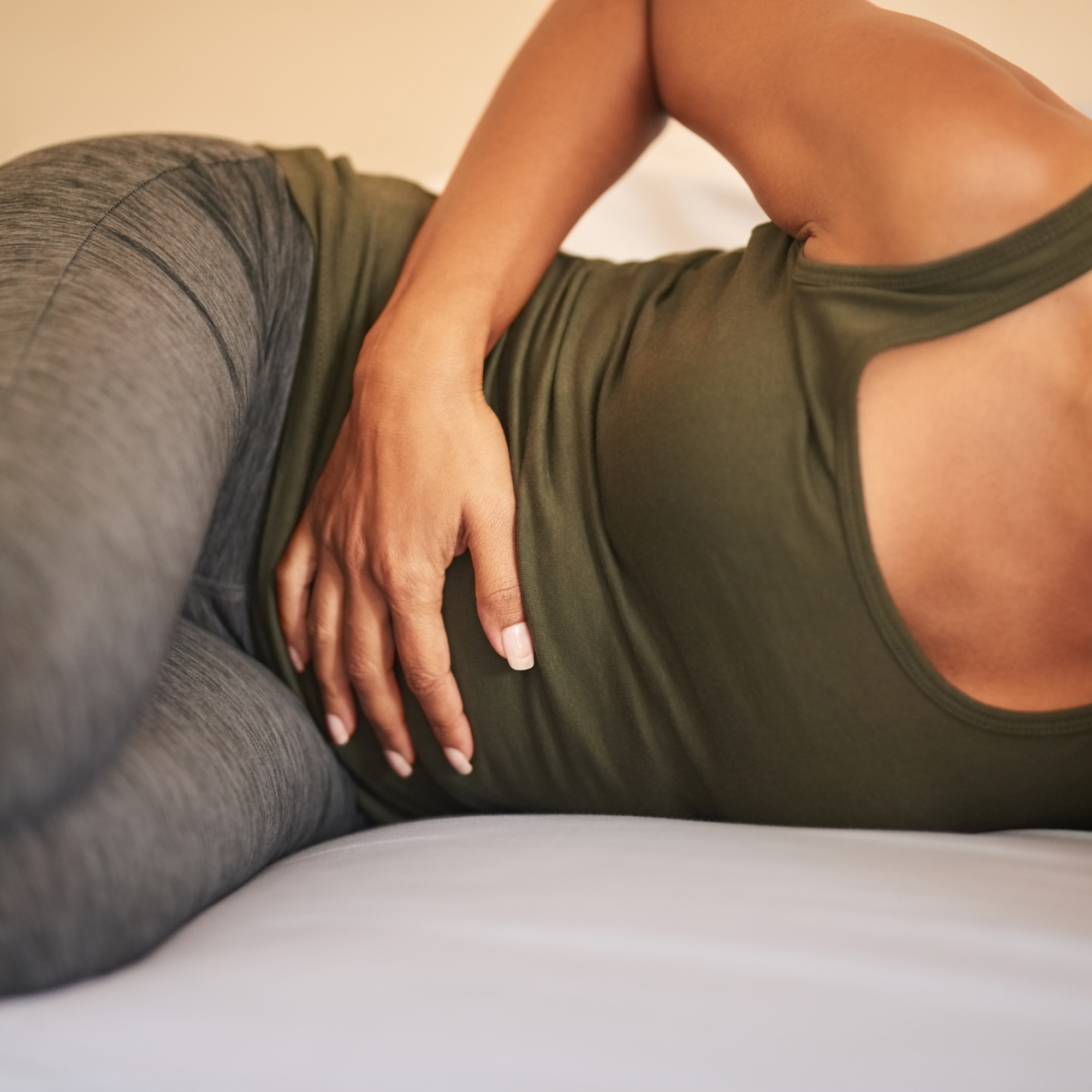 女人用手放在肚子上躺着