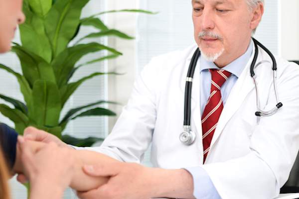 医生看在女性患者的皮肤。