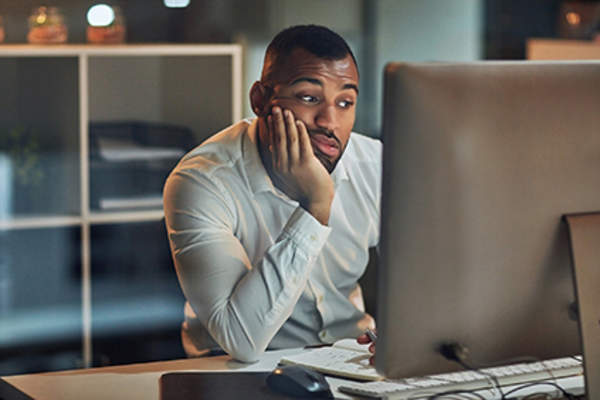 努力集中精力工作的人。