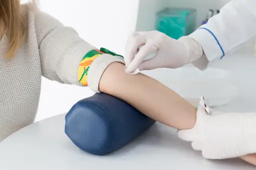 准备患者手臂进行血液绘制。