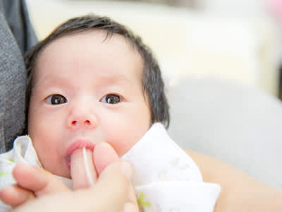 新生宝宝的手指喂食。
