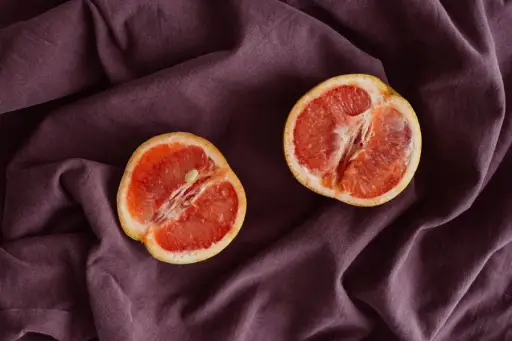 丝绸上的两个减半葡萄柚