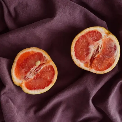 丝绸上的两个减半葡萄柚