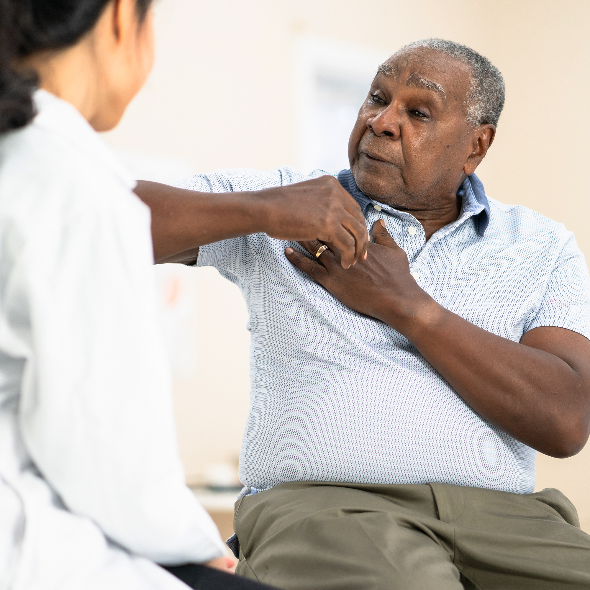 一名男子与医生讨论腋下的不适。