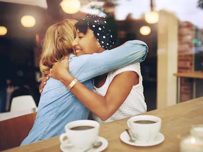 支持朋友，在咖啡馆拥抱。