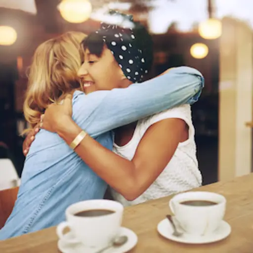 支持朋友，在咖啡馆拥抱。