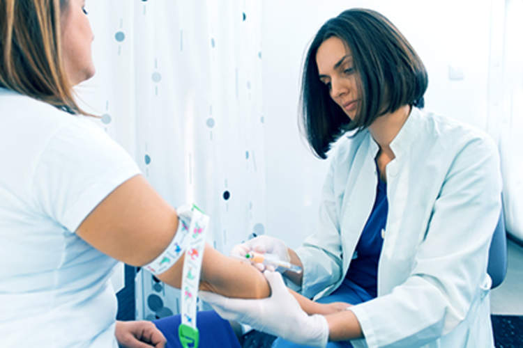 有遗传性血液检验女人。