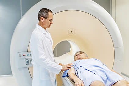 老人得到一个CT扫描，以确认淋巴瘤诊断。