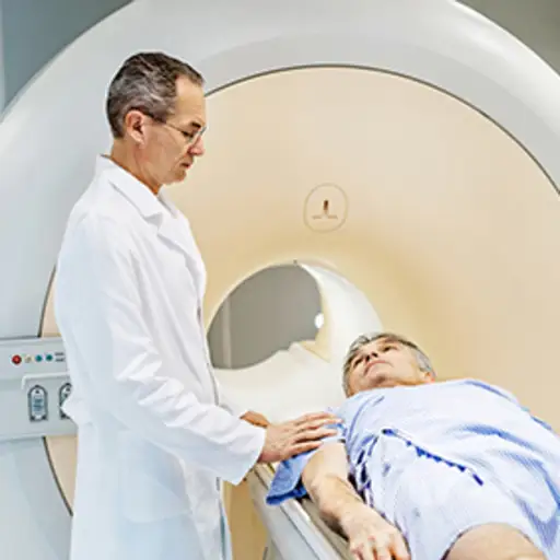 一名老年男子正在接受CT扫描以确认淋巴瘤诊断。