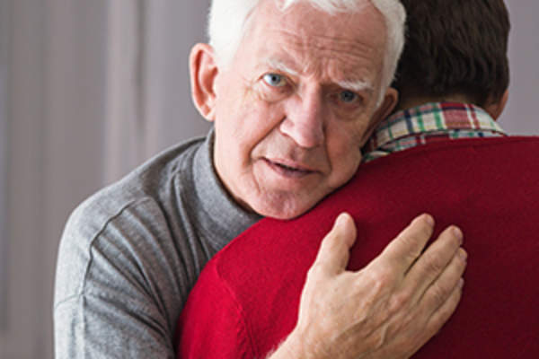 老人被儿子像安慰。