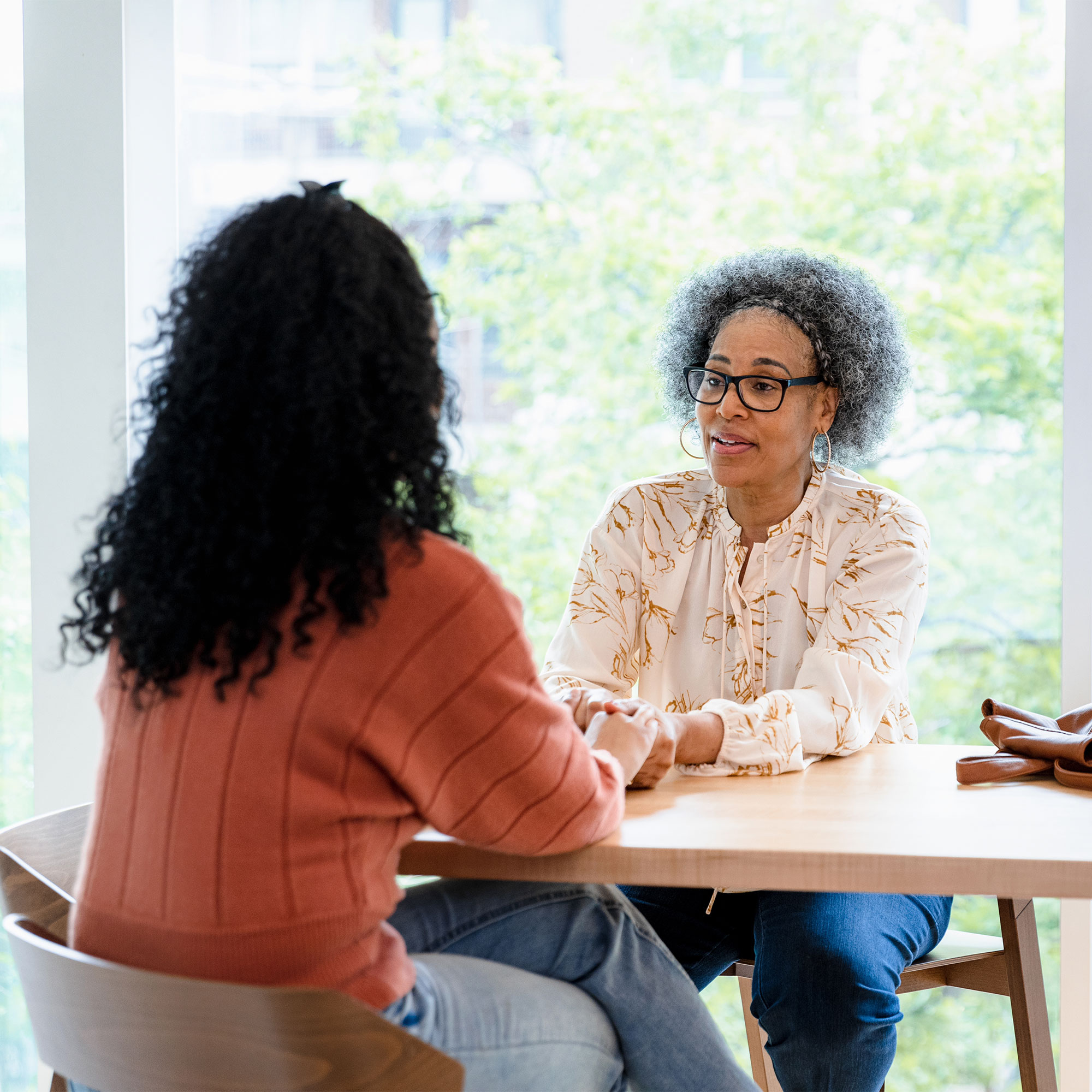 一个女人在和她的祖母说话