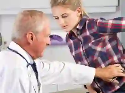 一名医生正在检查一名患有强直性脊柱炎的妇女。