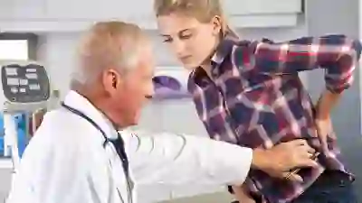 一名医生正在检查一名患有强直性脊柱炎的妇女。