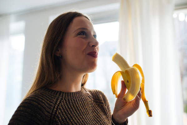 年少气盛的女人剥离和吃熟香蕉