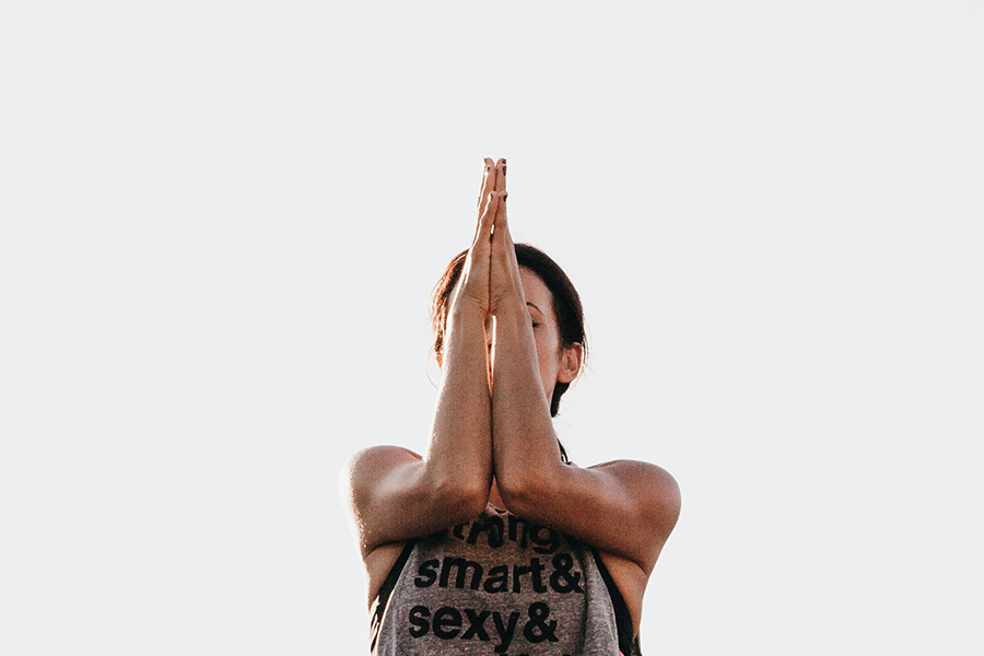 上半身的女人做祈祷的手