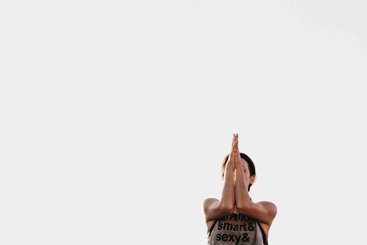 妇女上半身做祷告的手