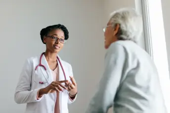 年轻的女医生与年长的女病人交谈