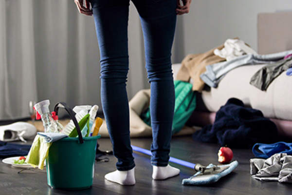 女人准备打扫自己的房间。