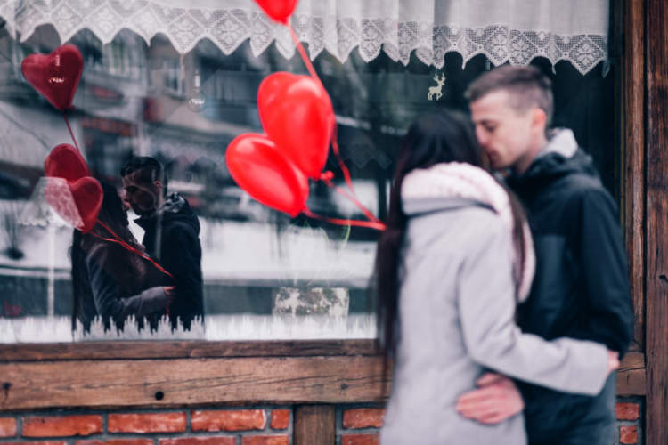 情侣接吻与心脏气球