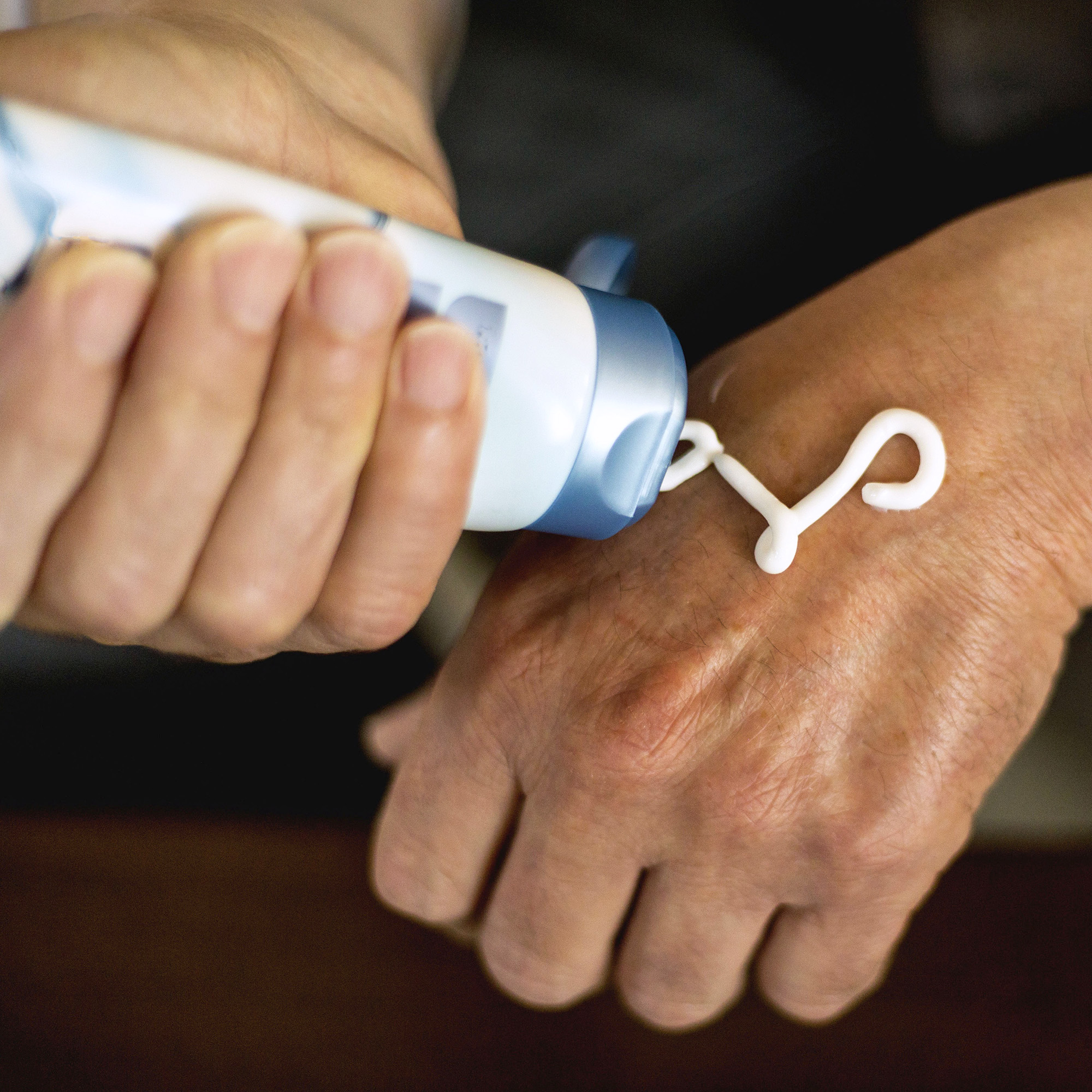 涂抹在男人手上的乳液