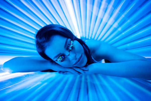 女人在晒黑床。