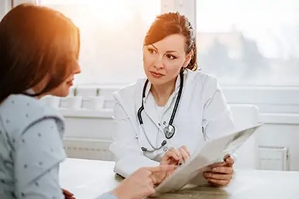 一个女人正在和她的医生讨论如何处理甲状腺机能亢进。