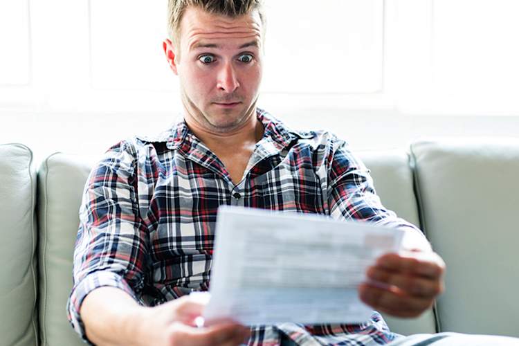 男人被意想不到的账单震惊了,费用的数额。