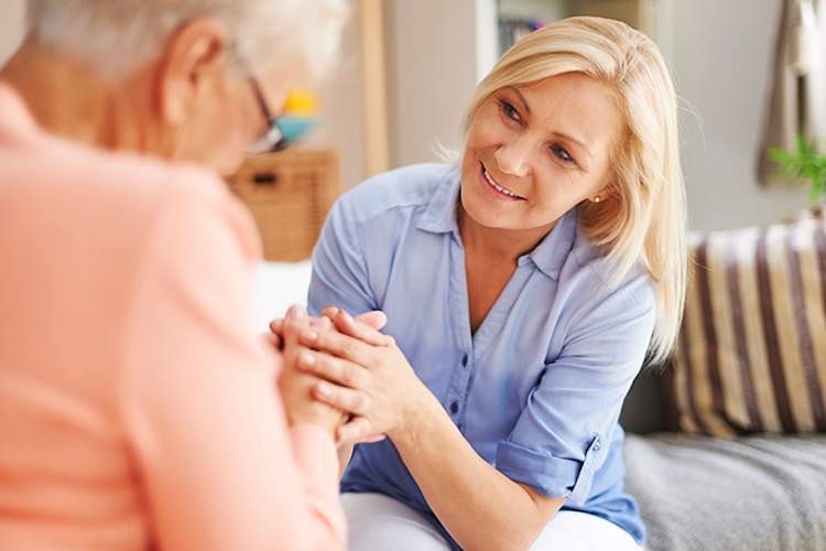 女子为照顾母亲高级。