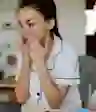 女人把保湿霜放在脸上