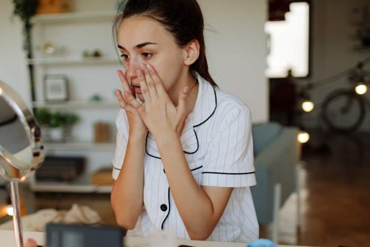 女人把保湿在脸上