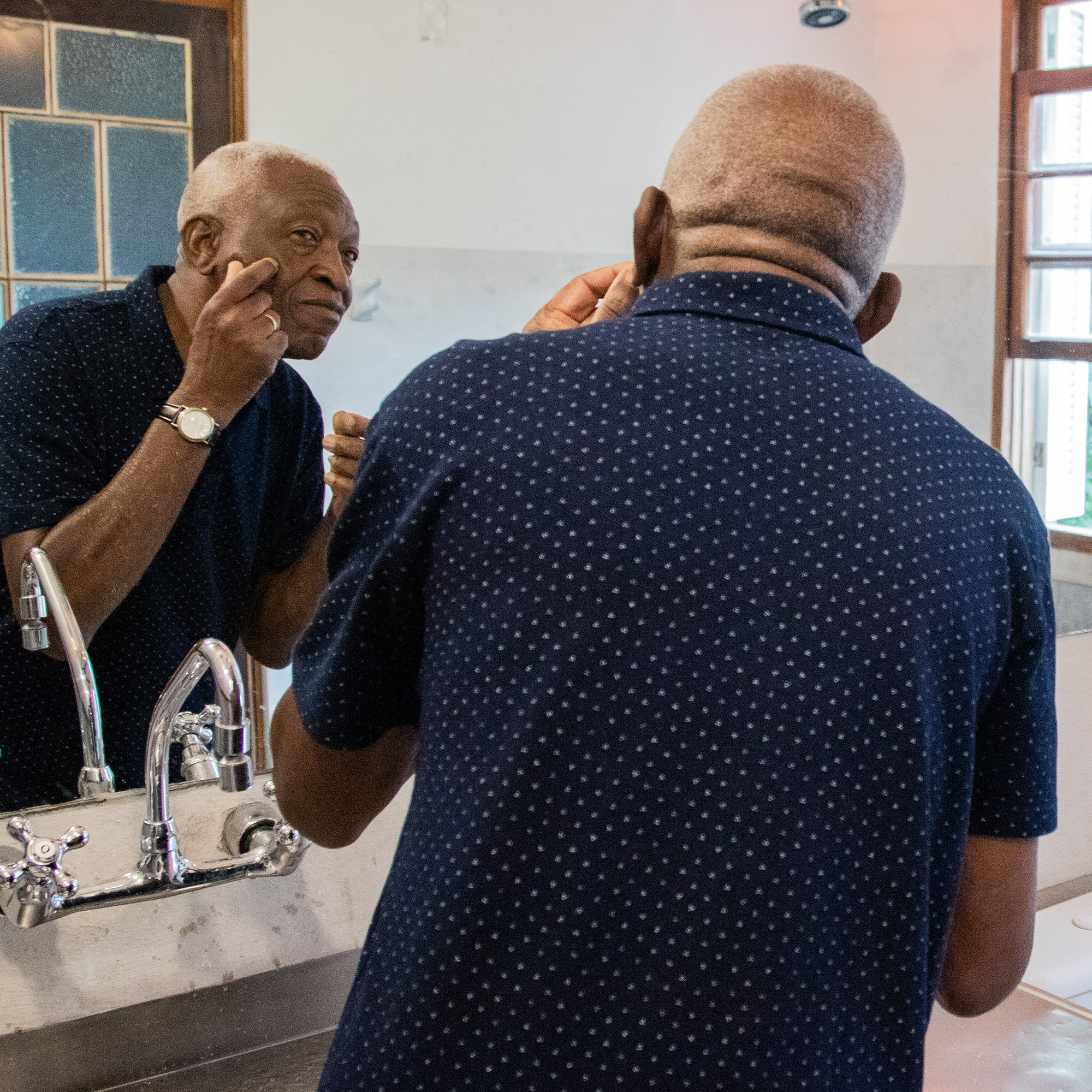 老男人看着镜子。