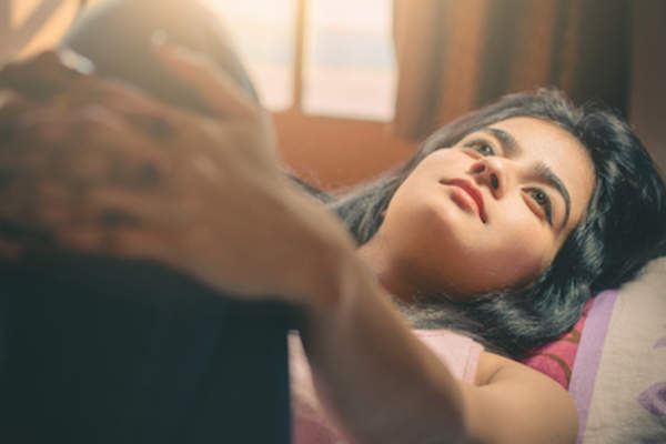 女人在床上,铭记。