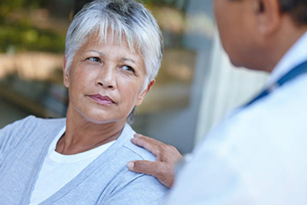 医生正在和关心的病人谈话。