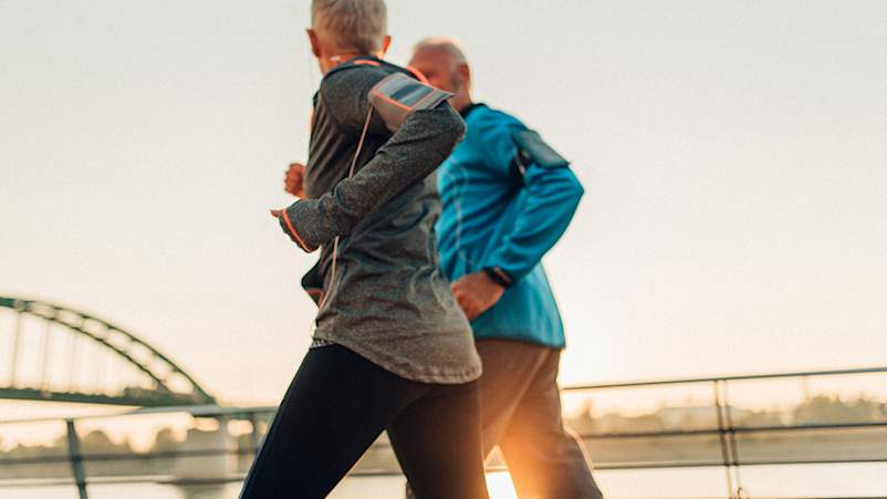 高级男装慢跑起来。