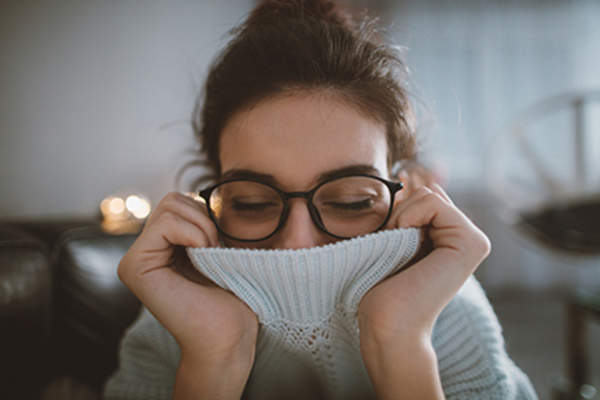 女人藏在一件高领毛衣里。