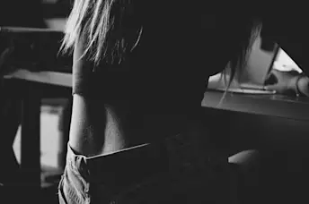 女人的暴露背部黑白照片