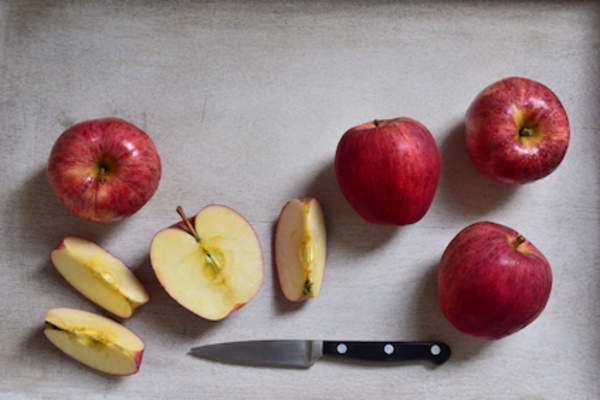 把苹果整块切碎。