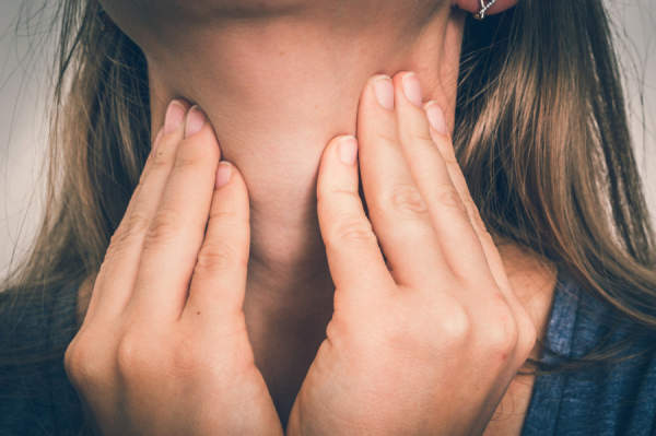 女子感人咽喉/甲状腺