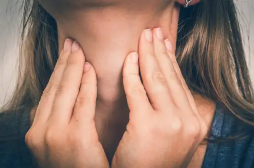 女人触摸喉咙/甲状腺