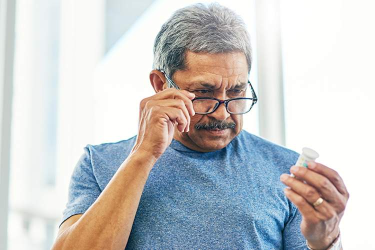 男子一瓶维生素阅读截止日期。