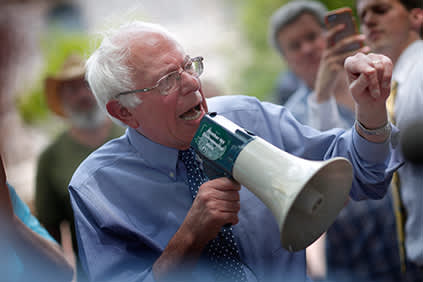 民主党总统候选人和美国参议员伯尼·桑德斯（I-VT），通过在新英格兰学院竞选活动后扩音器说话了大批群众。